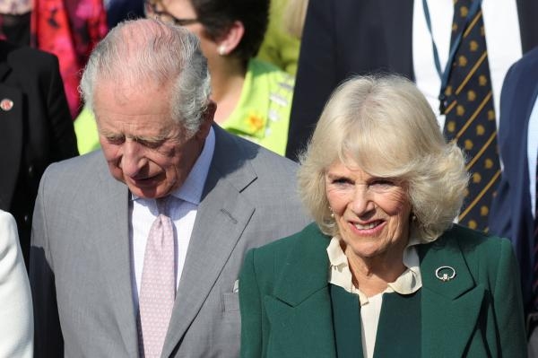 الأمير البريطاني تشارلز وكاميلا بعد زيارة مركز برو بورو الثقافي في أيرلندا - رويترز
