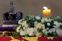تاج الملكة اليزابيث فوق نعشها- رويترز