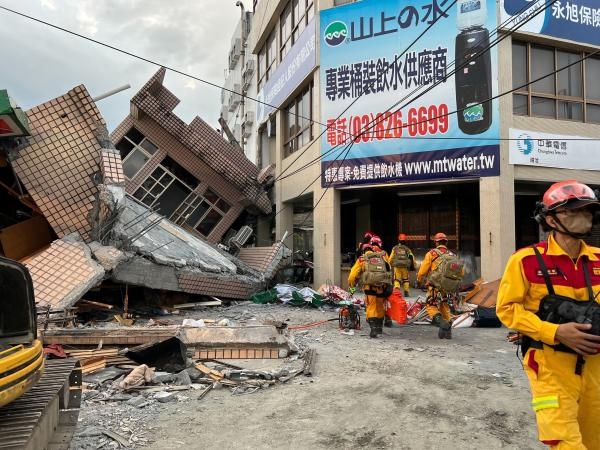 انهيار مبنى جرّاء زلزال تايوان - رويترز