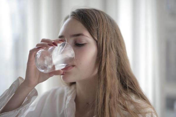 شرب الماء في وقت متأخر من الليل قد يضر الصحة - مشاع إبداعي