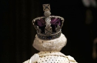 الملكة إليزابيث تمر في المعرض الملكي قبل افتتاح الدولة للبرلمان في مجلس اللوردات- رويترز