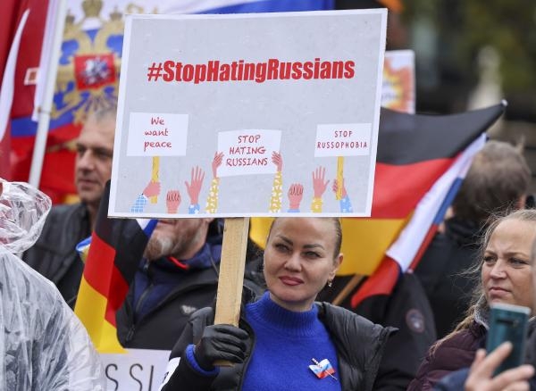 امرأة تحمل لافتة كتب عليها «توقفوا عن كراهية الروس» خلال مظاهرة بفرانكفورت الألمانية (رويترز)
