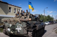 جنود أوكرانيون يركبون ناقلة جند مدرعة في مدينة إيزيوم في منطقة خاركيف ، والتي استعادت القوات الأوكرانية السيطرة عليها مؤخرًا - د ب أ