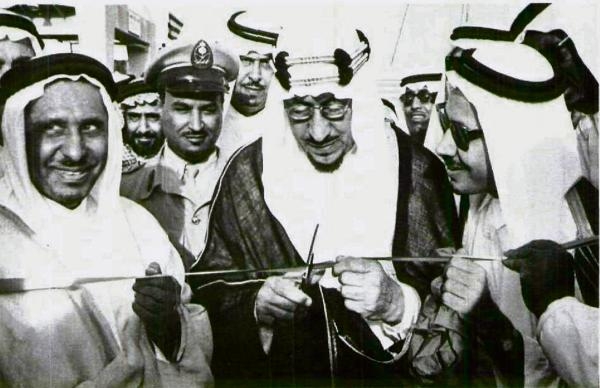 الملك سعود رحمه الله يفتتح ميناء الدمام الجديد (المرحلة الثانية) عام 1961م ويطلق عليه اسم (ميناء الملك عبدالعزيز) - أرشيف أرامكو