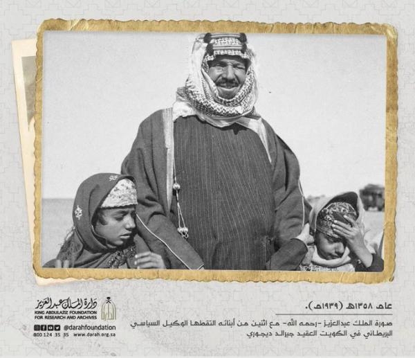 الملك عبد العزيز آل سعود رحمه الله مع اثنين من أبنائه- دارة الملك عبد العزيز