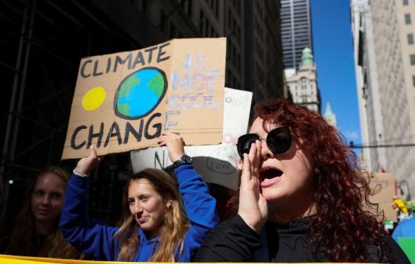 احتجاجات لأنصار البيئة في أنحاء العالم قبل قمة المناخ