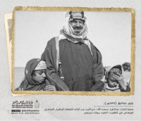 الملك عبد العزيز مع اثنين من أبنائه - دارة الملك عبد العزيز