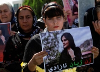 "مهسا أميني".. وفاة شابة توحد الإيرانيين في الداخل والخارج