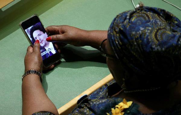 ديبلوماسية تشاهد فيديو كوميدي على الهاتف قبل اجتماعات الأمم المتحدة- رويترز