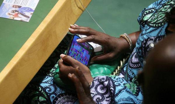 ديبلوماسية تلعب على الهاتف خلال اجتماعات الأمم المتحدة- رويترز