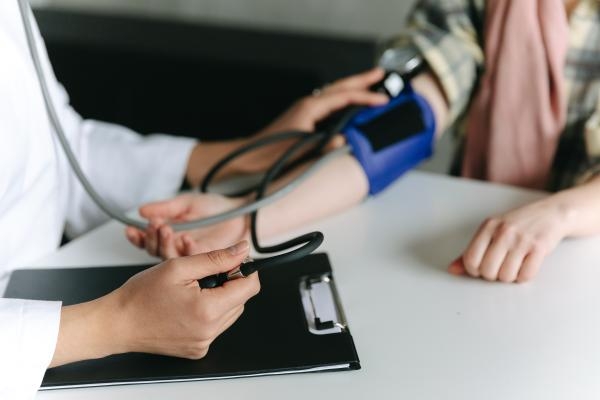 «الصحة الخليجي»: قراءات ضغط الدم الطبيعية لا تعني إيقاف أخذ الدواء / عاجل