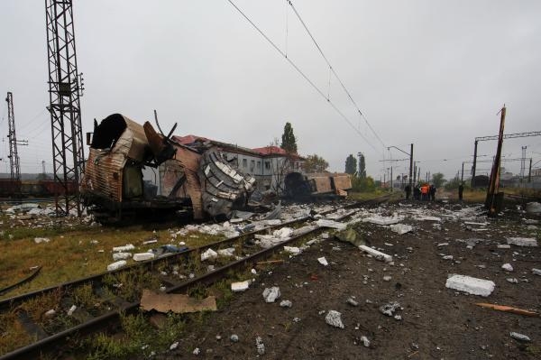 عربات قطار دمرها القصف الروسي على منطقة خاركيف (رويترز)