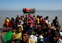 لاجئون من الروهينغا عقب عبورهم الحدود بين بنغلاديش وميانمار (رويترز)