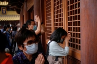 الصين تسجل 999 إصابة جديدة بفيروس كورونا