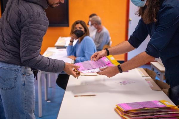 تسليم أوراق الاقتراع للناخبين خلال الانتخابات البرلمانية الإيطالية- د ب أ