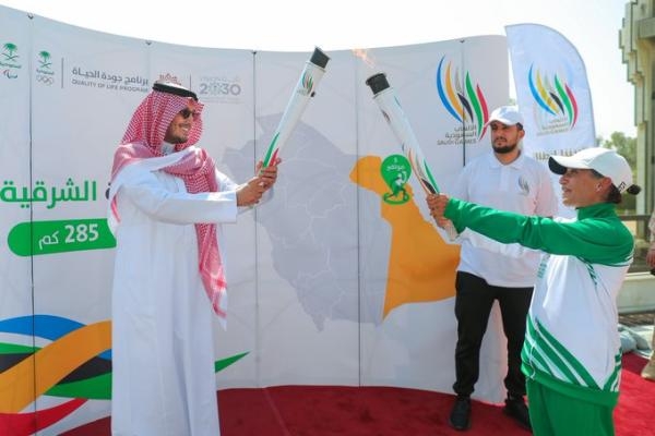 رسالة سلام.. نائب أمير الشرقية يتسلم شعلة دورة الألعاب السعودية 2022