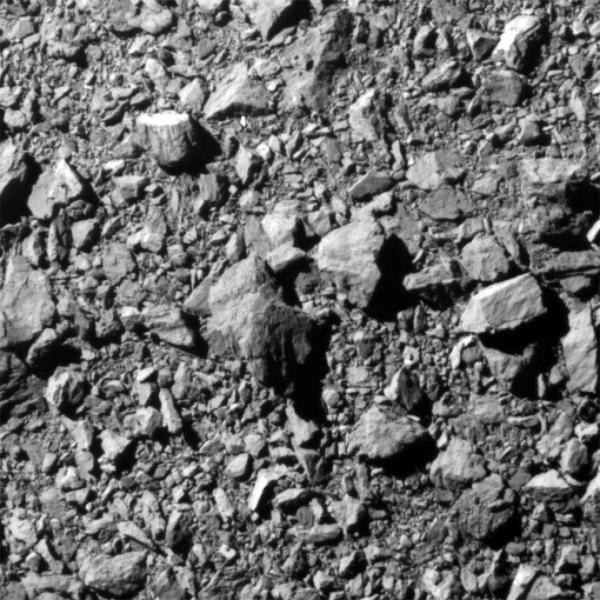 آخر صورة كاملة لكويكب قمر ديمورفوس قبل الاصطدام- ناسا