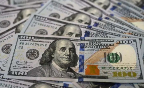 أعلى مستوياته.. هل يتسبب ارتفاع الدولار في أزمة اقتصادية؟