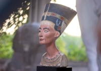 تمثال لرأس الملكة نفرتيتي الفرعونية في برلين - رويترز