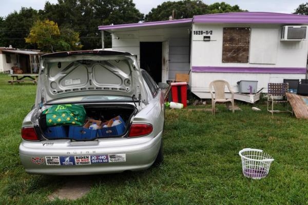 المواطنون في ولاية فلوريدا يجمعون الطعام والمياه للفرار من إعصار إيان إلى أي مأوى آمن- رويترز