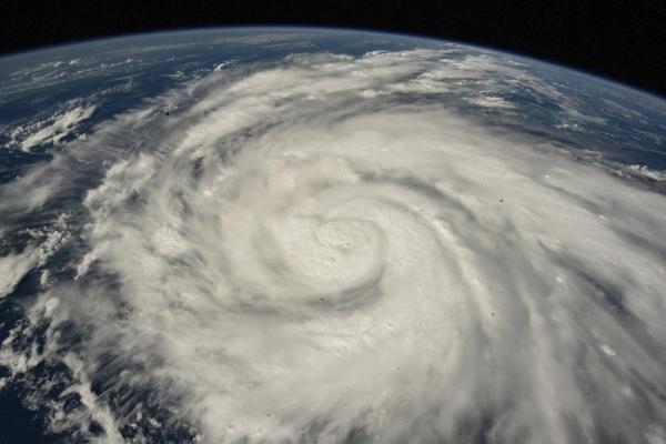 إعصار إيان المدمر يقترب من السواحل الأمريكية.. ما خطورته؟