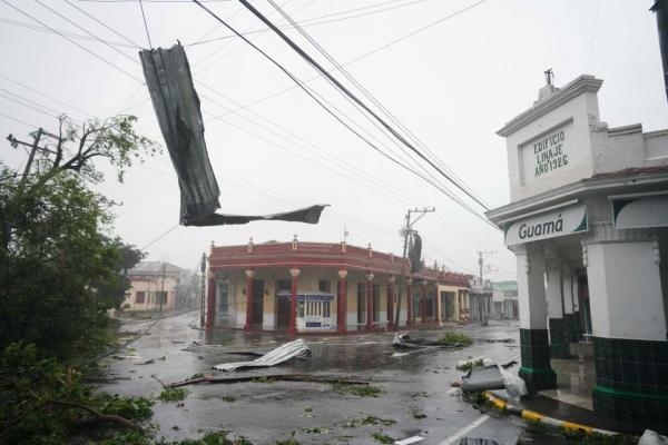 تسبب إعصار إيان في تحطيم المباني والشوارع وقطع الكهرباء بالكامل في كوبا- رويترز
