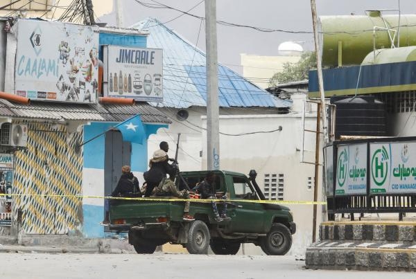 جنود صوماليون بمحيط موقع تفجير نفذته حركة الشباب في مقديشو (رويترز)
