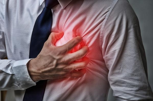 ضيق التنفس وآلام الصدر أحد أعراض الإصابة بأمراض القلب والأوعية الدموية