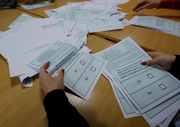 أعضاء لجنة انتخابية يقومون بفرز الأصوات في مركز اقتراع بعد استفتاء على انضمام جمهورية دونيتسك الشعبية - رويترز