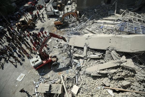 عاجل| إنقاذ 13 مدنيا من تحت أنقاض مبنى تجاري ببغداد