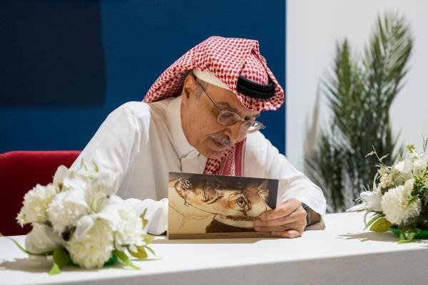 الأمير بدر بن عبد المحسن يوقِّع مجموعة «الأعمال الشعرية» بـ «كتاب الرياض»