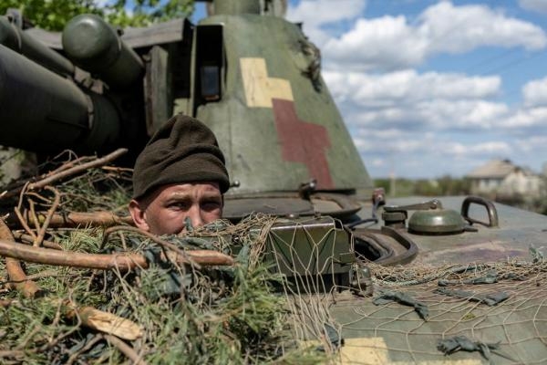 جندي أوكراني ينظر من دبابة، وسط الغزو الروسي لأوكرانيا، في مدينة ليمان الواقعة على خط المواجهة في منطقة دونيتسك- رويترز