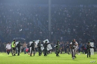 إندونيسيا تشكل فريقا للتحقيق في حادث تدافع مميت بملعب لكرة القدم