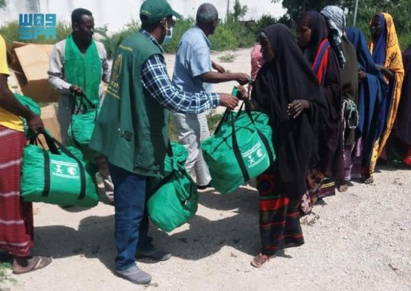 مركز الملك سلمان يدشن مشروع توزيع الكسوة للنازحين في الصومال
