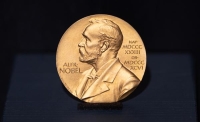 ميدالية جائزة نوبل، تقترب قيمة الجائزة من المليون دولار أمريكي- رويترز
