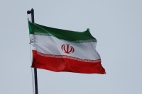 علم إيران يرفرف على سارية وسط العاصمة طهران - رويترز