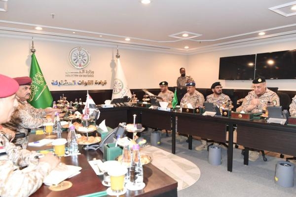 بالصور.. «الأزيمع» يناقش الخطط المستقبلية مع وزير الدفاع اليمني