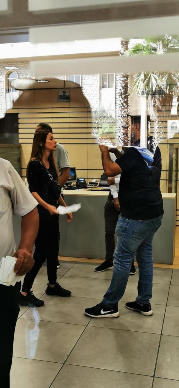 نائبة لبنانية تقتحم مصرفًا لاستعادة أموالها