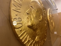 نسخة طبق الأصل من ميدالية جائزة نوبل معروضة داخل معهد نوبل النرويجي- رويترز