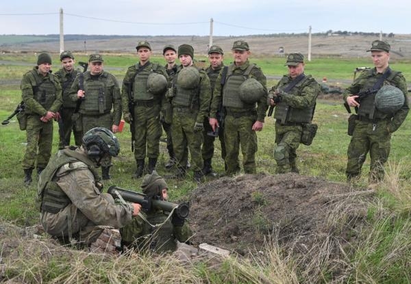 جنود احتياط تم حشدهم حديثًا يشاركون في تدريب على ميدان في منطقة روستوف في روسيا- رويترز