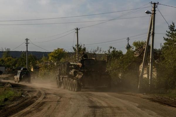 جنود أوكرانيون يسيرون على طول طريق في منطقة خاركيف- رويترز