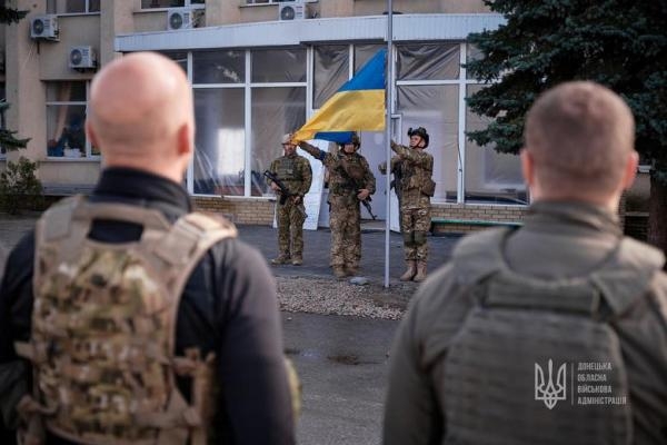 رفع العلم الأوكراني في مدينة ليمان بعد تحريرها من القوات الروسية- رويترز