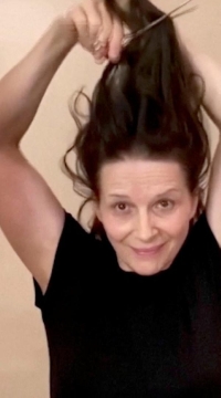Actress Juliette Binoche cuts her hair as a part of a protest following death of Iranian woman Mahsa Amini, in this still image obtained from a social media video. Instagram/soutienfemmesiran/via REUTERS THIS IMAGE HAS BEEN SUPPLIED BY A THIRD PARTY. MANDATORY CREDIT. NO RESALES. NO ARCHIVES.