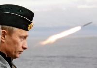 الرئيس الروسي يراقب إطلاق صاروخ خلال تدريبات بحرية في القطب الشمالي الروسي على متن طراد الصواريخ النووية بيوتر فيليكي عام 2005 - رويترز