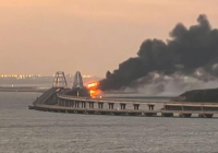موسكو: انفجار شاحنة دمر جزءا من جسر القرم