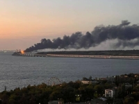 غواصون روس يتفقدون الأضرار بجسر القرم بعد الانفجار