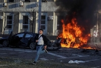 تسبب القصف الروسي على مدن أوكرانيا في قتلى وجرحى بينما فر كثيرون إلى الأنفاق- رويترز
