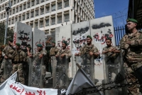 جنود من الجيش اللبناني أمام مصرف لبنان المركزي خلال احتجاجات في بيروت ( د ب أ)