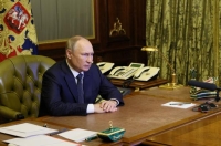 بوتين خلال اجتماعه بمجلس الأمن القومي في سان بطرسبرج (رويترز)