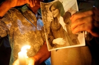  صورة مهسا أميني في وقفة احتجاجية على ضوء الشموع بعد وفاتها بكاليفورنيا - رويترز 